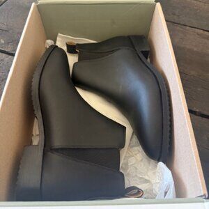 Black Nisolo Everyday Chelsea boots, size 9 - Never Worn